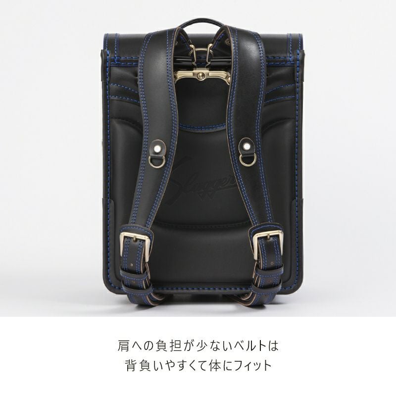 【2027年ご入学向け】久保田スラッガー × 鞄工房山本 コラボモデル（牛革）黒×ブルー　肩への負担が少ないベルトは背負いやすくて体にフィット